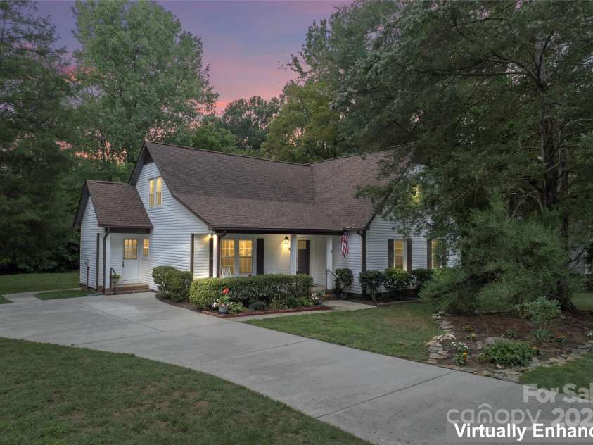 5812 Chapel Creek Court, Charlotte, NC 28226.  MLS# CAR4293995, YatesRealty ID 33915. Exterior Front Night View