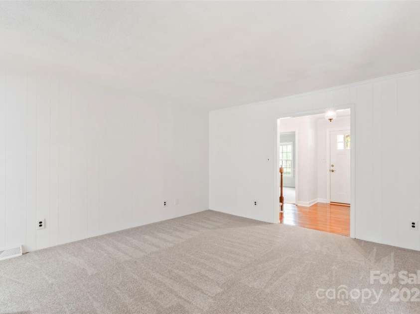 5812 Chapel Creek Court, Charlotte, NC 28226.  MLS# CAR4293995, YatesRealty ID 33915. Family room and Entrance