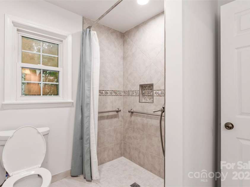 5812 Chapel Creek Court, Charlotte, NC 28226.  MLS# CAR4293995, YatesRealty ID 33915. Full Bath on main floor