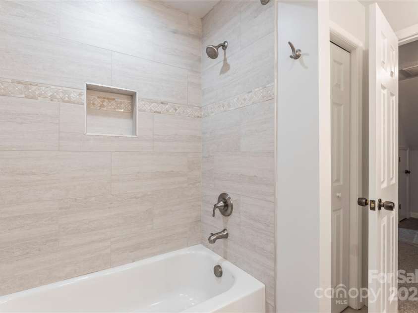 5812 Chapel Creek Court, Charlotte, NC 28226.  MLS# CAR4293995, YatesRealty ID 33915. Full Bath on Upper Floor