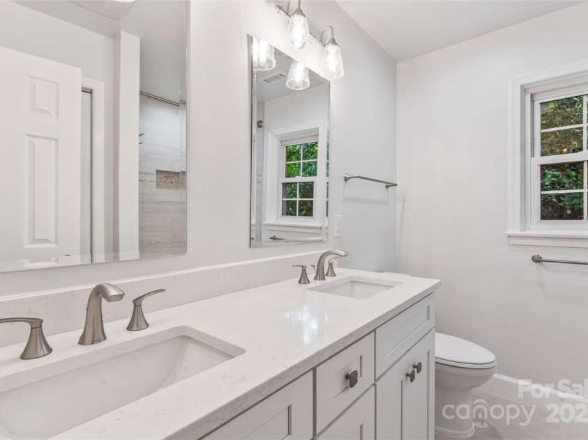 5812 Chapel Creek Court, Charlotte, NC 28226.  MLS# CAR4293995, YatesRealty ID 33915. Full Bath on Upper Floor w/ double vanities