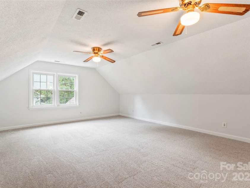 5812 Chapel Creek Court, Charlotte, NC 28226.  MLS# CAR4293995, YatesRealty ID 33915. Large Bonus Room