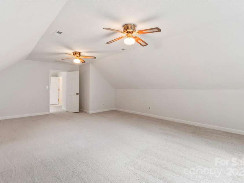 5812 Chapel Creek Court, Charlotte, NC 28226.  MLS# CAR4293995, YatesRealty ID 33915. Large Bonus Room
