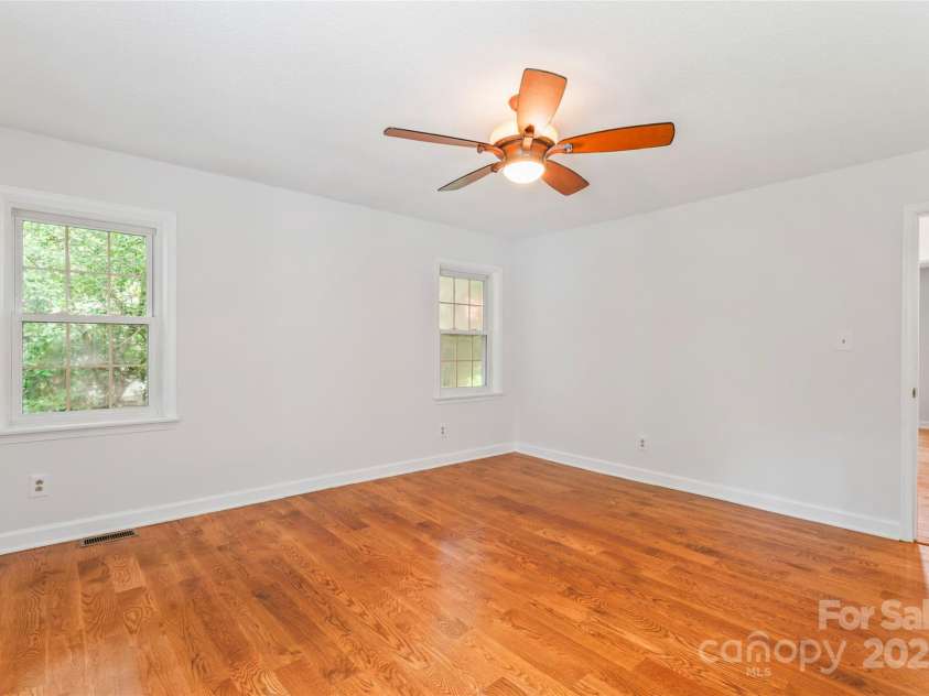 5812 Chapel Creek Court, Charlotte, NC 28226.  MLS# CAR4293995, YatesRealty ID 33915. Primary Bedroom