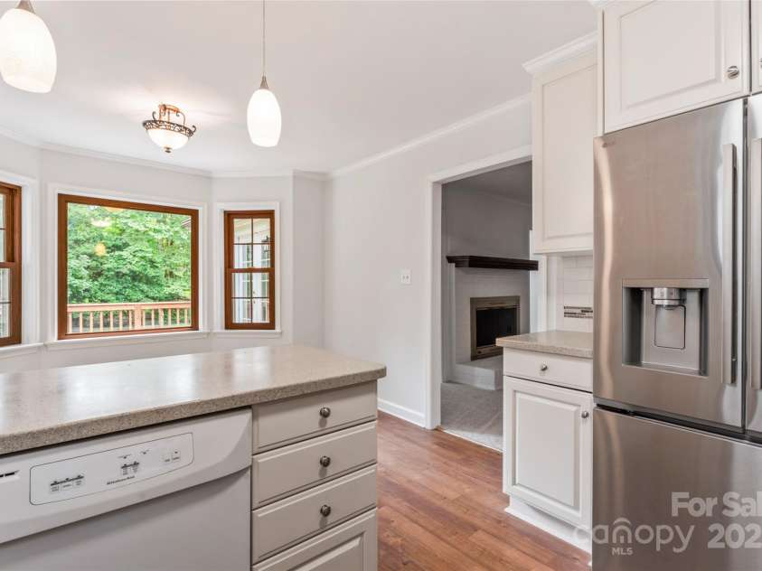 5812 Chapel Creek Court, Charlotte, NC 28226.  MLS# CAR4293995, YatesRealty ID 33915. Renovated Kitchen with quartz counter tops and stainless SS refrigerator and range