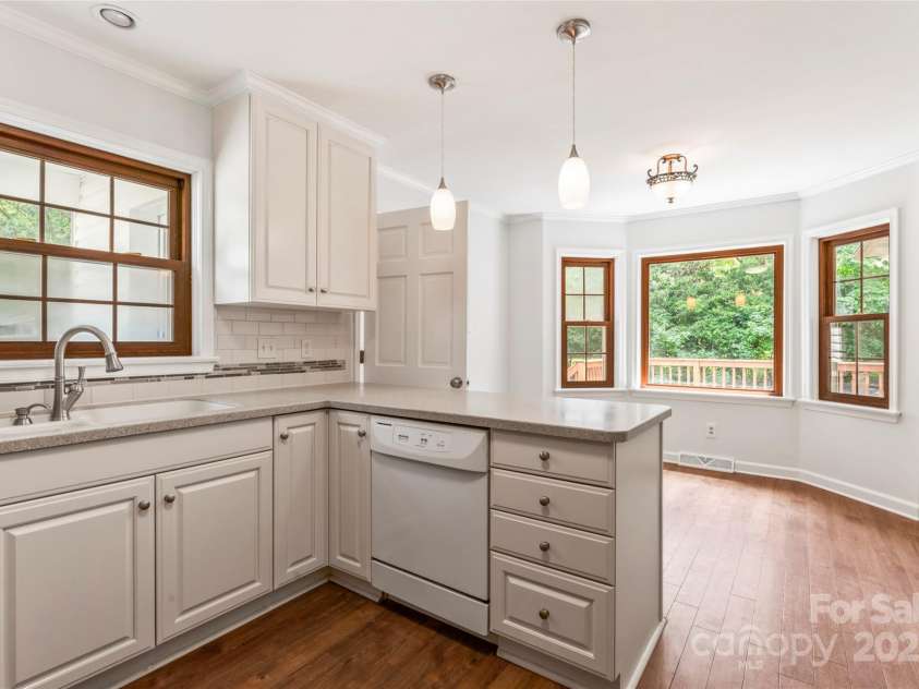 5812 Chapel Creek Court, Charlotte, NC 28226.  MLS# CAR4293995, YatesRealty ID 33915. Renovated Kitchen with quartz counter tops and stainless SS refrigerator and range