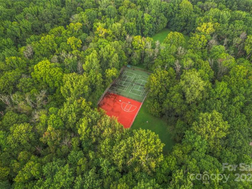 5812 Chapel Creek Court, Charlotte, NC 28226.  MLS# CAR4293995, YatesRealty ID 33915. Tennis courts and basketball court in the Sturnbridge neighborhood.