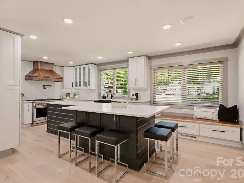2919 Colony Road, Charlotte, NC 28211.  MLS# CAR4391510, YatesRealty ID 33916. Beautiful Chef's Kitchen
