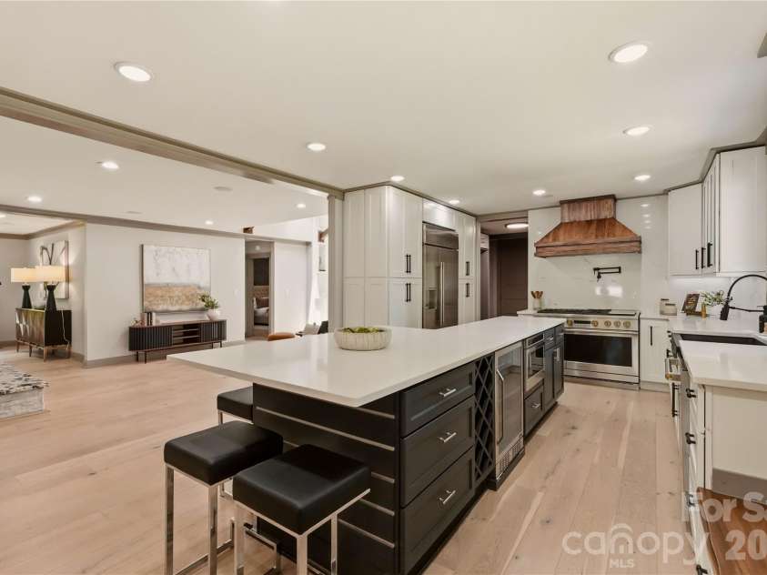 2919 Colony Road, Charlotte, NC 28211.  MLS# CAR4391510, YatesRealty ID 33916. Custom Cabinetry