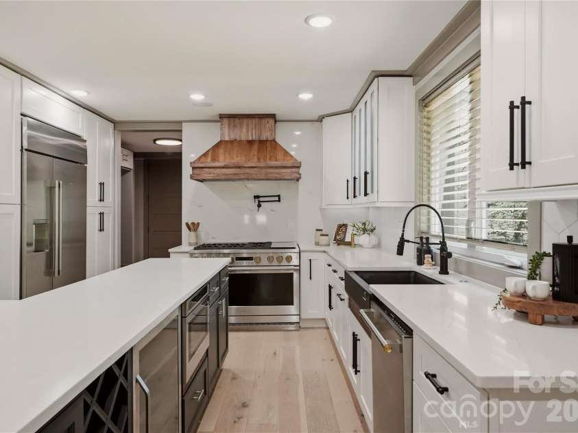 2919 Colony Road, Charlotte, NC 28211.  MLS# CAR4391510, YatesRealty ID 33916. Large Kitchen Island