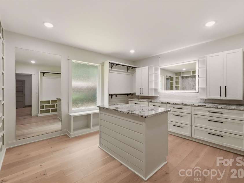 2919 Colony Road, Charlotte, NC 28211.  MLS# CAR4391510, YatesRealty ID 33916. Primary Suite Walk-in Closet Space