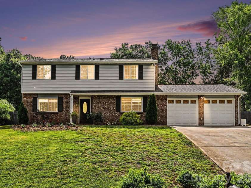 5821 Shadow Creek Road, Charlotte, NC 28226.  MLS# CAR4396133, YatesRealty ID 33918. 