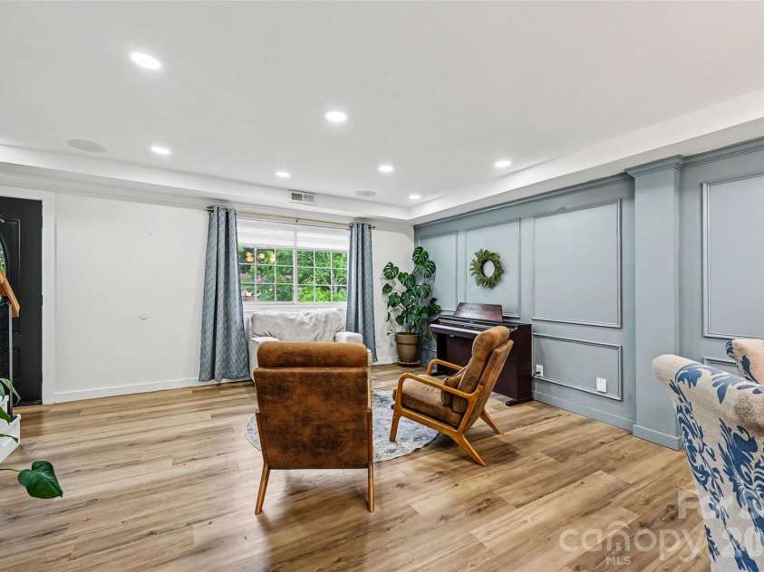 5821 Shadow Creek Road, Charlotte, NC 28226.  MLS# CAR4396133, YatesRealty ID 33918. 