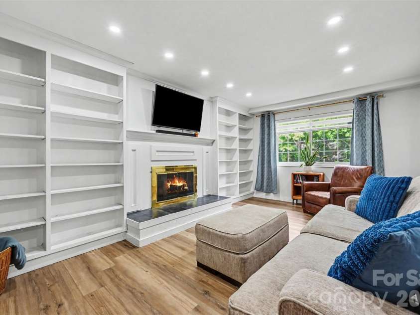 5821 Shadow Creek Road, Charlotte, NC 28226.  MLS# CAR4396133, YatesRealty ID 33918. 