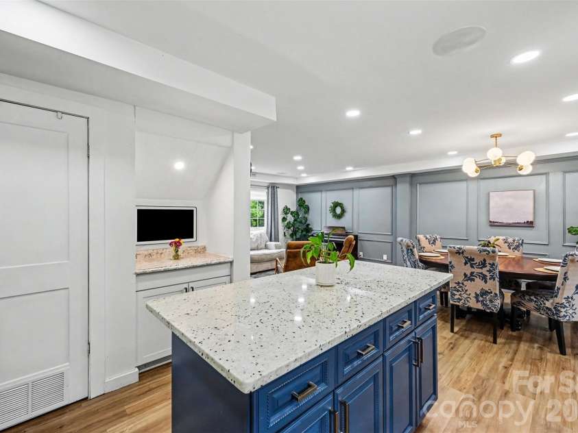 5821 Shadow Creek Road, Charlotte, NC 28226.  MLS# CAR4396133, YatesRealty ID 33918. 