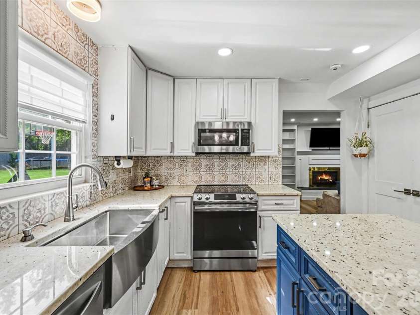 5821 Shadow Creek Road, Charlotte, NC 28226.  MLS# CAR4396133, YatesRealty ID 33918. 