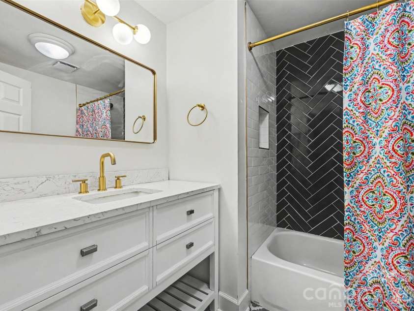 5821 Shadow Creek Road, Charlotte, NC 28226.  MLS# CAR4396133, YatesRealty ID 33918. 