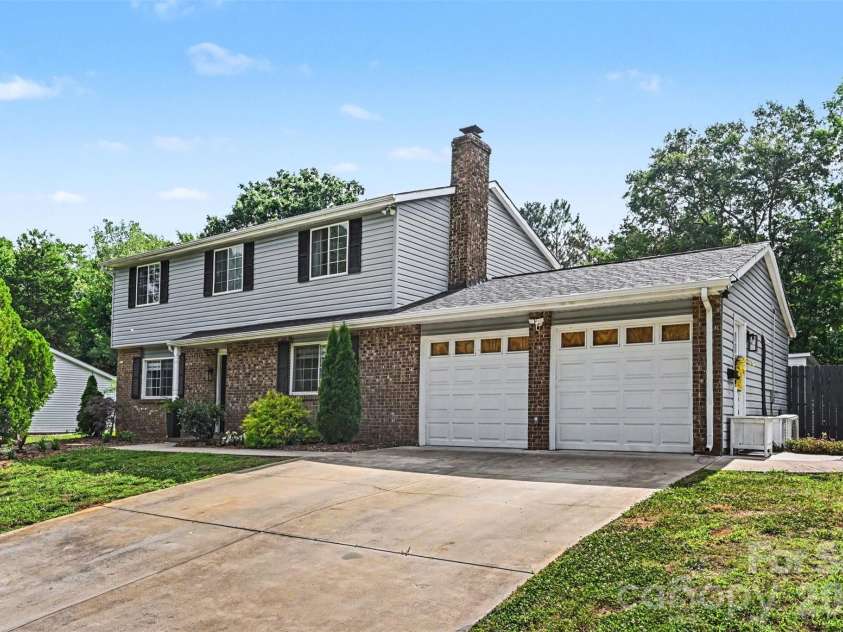 5821 Shadow Creek Road, Charlotte, NC 28226.  MLS# CAR4396133, YatesRealty ID 33918. 