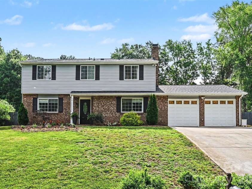 5821 Shadow Creek Road, Charlotte, NC 28226.  MLS# CAR4396133, YatesRealty ID 33918. 