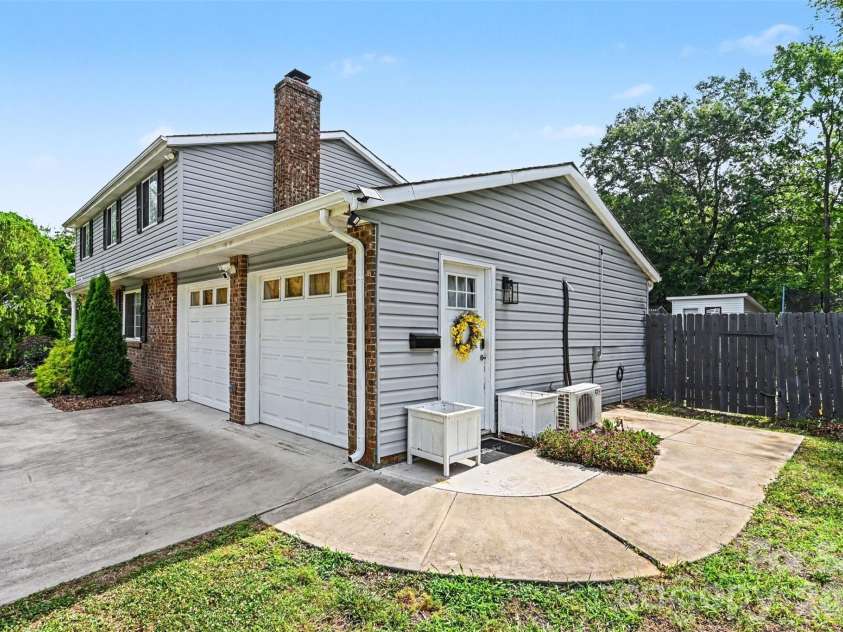 5821 Shadow Creek Road, Charlotte, NC 28226.  MLS# CAR4396133, YatesRealty ID 33918. 