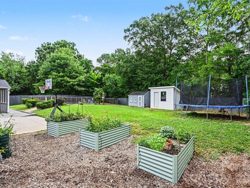 5821 Shadow Creek Road, Charlotte, NC 28226.  MLS# CAR4396133, YatesRealty ID 33918. 