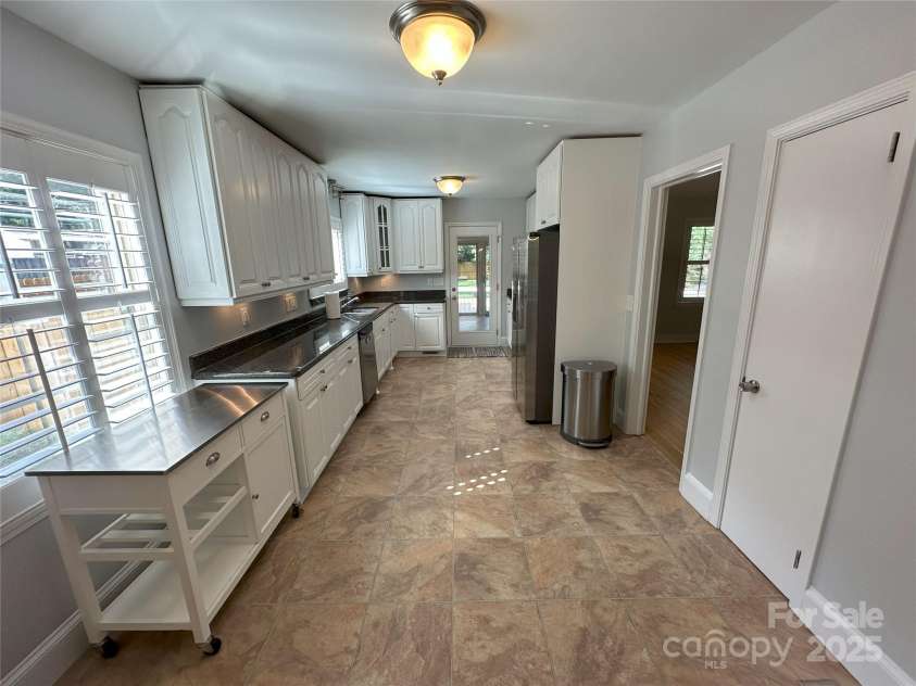 537 Cooper Drive, Charlotte, NC 28210.  MLS# CAR4295010, YatesRealty ID 33919. 