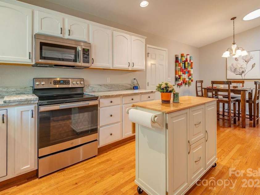 433 Kyfields Drive, Weaverville, NC 28787.  MLS# CAR4273875, YatesRealty ID 33920. 
