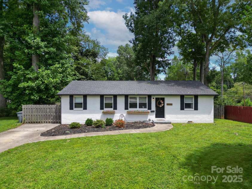 3725 Sudbury Road, Charlotte, NC 28205.  MLS# CAR4289202, YatesRealty ID 33923. 