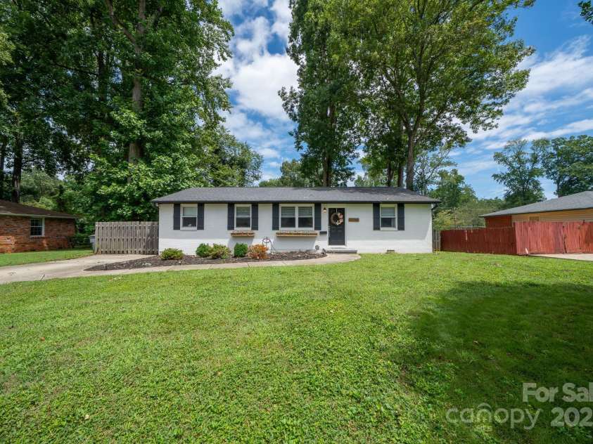 3725 Sudbury Road, Charlotte, NC 28205.  MLS# CAR4289202, YatesRealty ID 33923. 