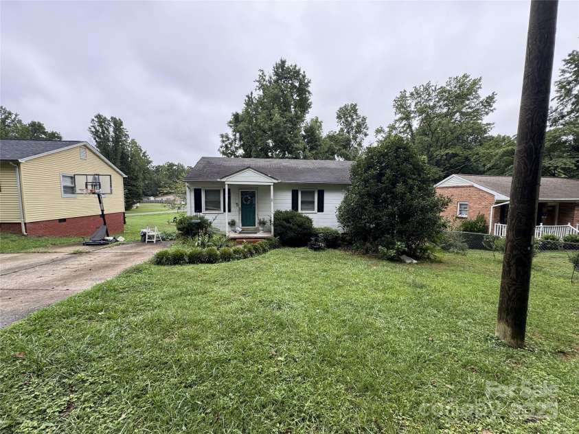 503 Caroline Avenue, Lowell, NC 28098.  MLS# CAR4289957, YatesRealty ID 33924. 