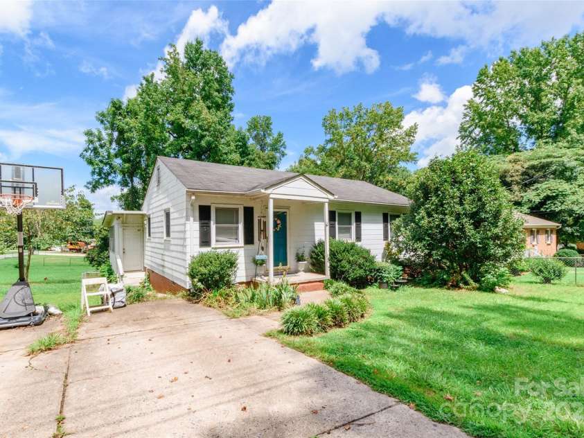 503 Caroline Avenue, Lowell, NC 28098.  MLS# CAR4289957, YatesRealty ID 33924. 