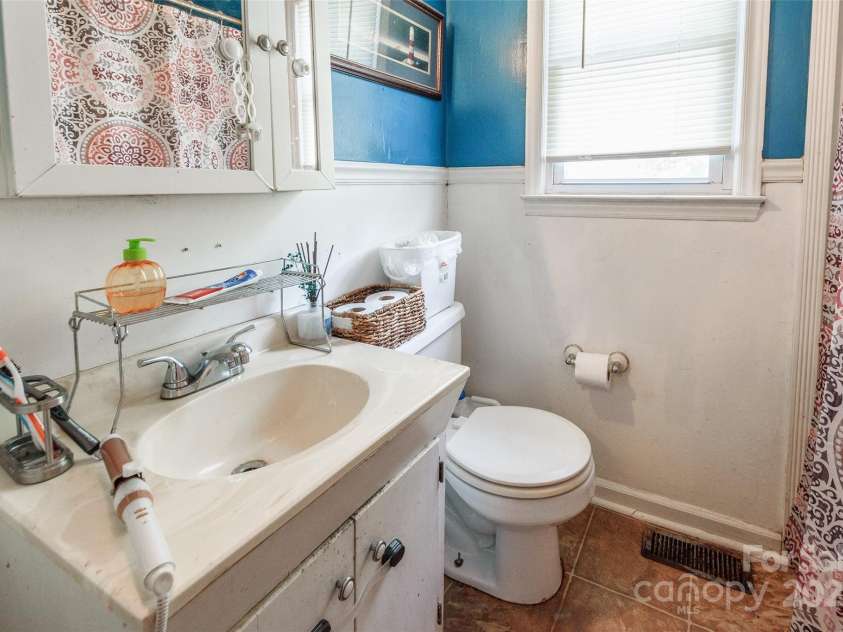 503 Caroline Avenue, Lowell, NC 28098.  MLS# CAR4289957, YatesRealty ID 33924. 