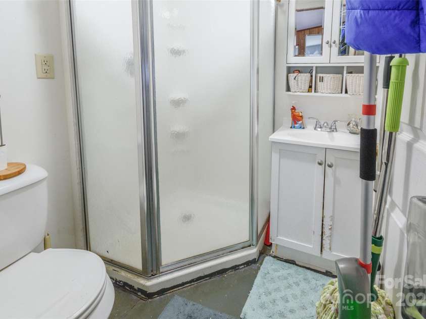 503 Caroline Avenue, Lowell, NC 28098.  MLS# CAR4289957, YatesRealty ID 33924. 