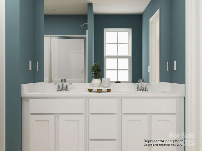 1737 Little York Circle, Edgemoor, SC 29712.  MLS# CAR4292193, YatesRealty ID 33928. Owners Bath