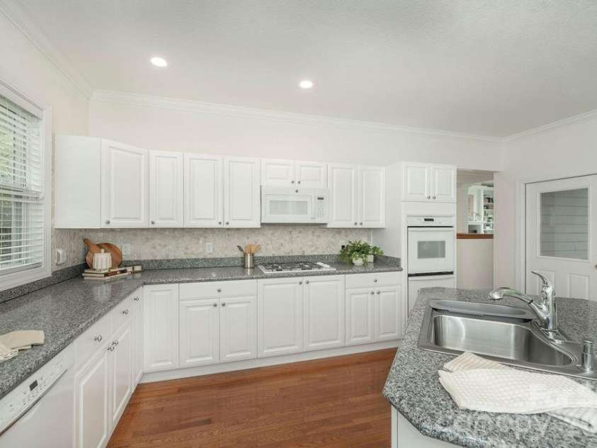 719 Deerlake Road, Brevard, NC 28712.  MLS# CAR4392364, YatesRealty ID 33928. 