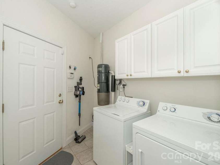719 Deerlake Road, Brevard, NC 28712.  MLS# CAR4392364, YatesRealty ID 33928. 