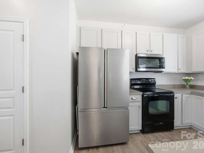 9511 Long Hill Drive, Charlotte, NC 28214.  MLS# CAR4393341, YatesRealty ID 33930. 2022 Fridge conveys