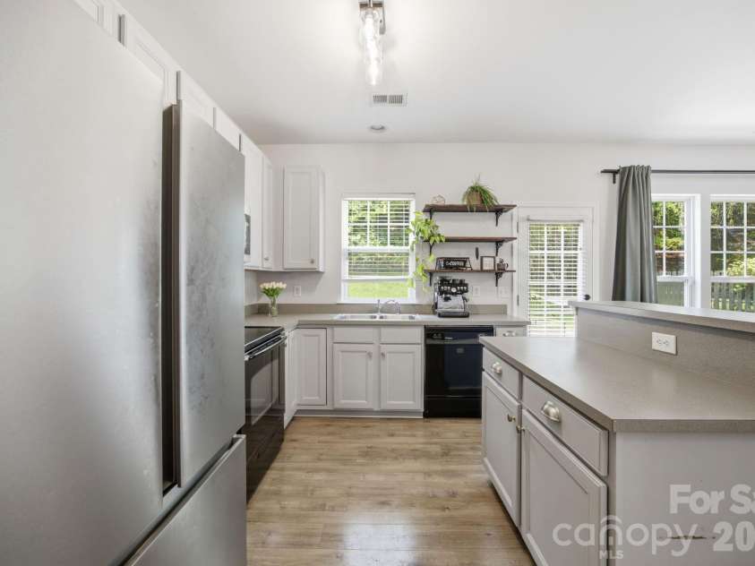 9511 Long Hill Drive, Charlotte, NC 28214.  MLS# CAR4393341, YatesRealty ID 33930. 