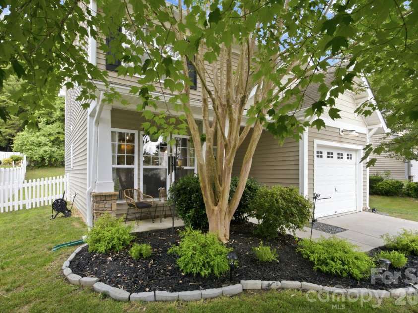 9511 Long Hill Drive, Charlotte, NC 28214.  MLS# CAR4393341, YatesRealty ID 33930. 