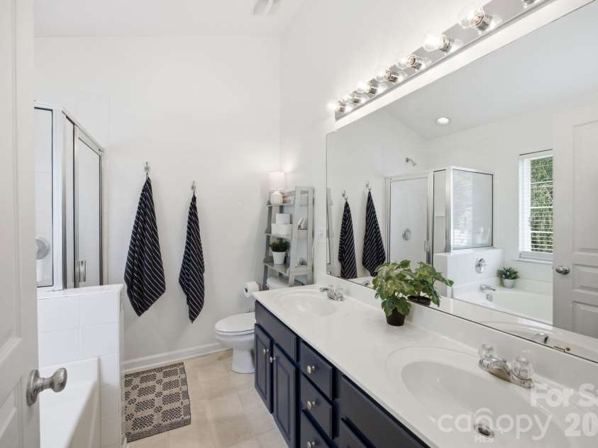 9511 Long Hill Drive, Charlotte, NC 28214.  MLS# CAR4393341, YatesRealty ID 33930. En suite bathroom