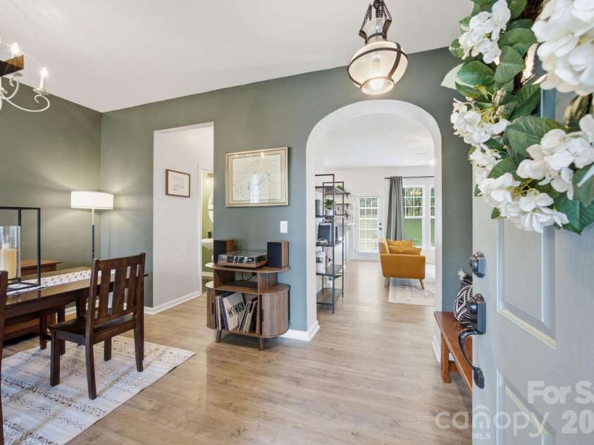 9511 Long Hill Drive, Charlotte, NC 28214.  MLS# CAR4393341, YatesRealty ID 33930. Front entry hall and dining room