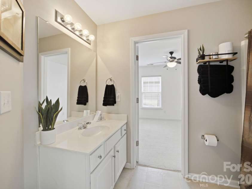 9511 Long Hill Drive, Charlotte, NC 28214.  MLS# CAR4393341, YatesRealty ID 33930. Guest bathroom