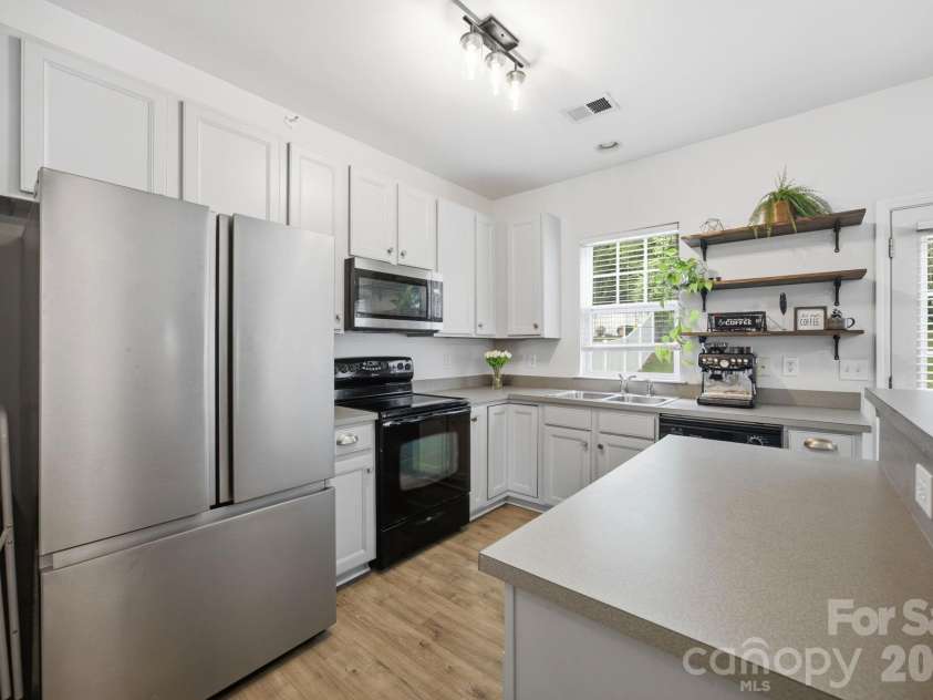 9511 Long Hill Drive, Charlotte, NC 28214.  MLS# CAR4393341, YatesRealty ID 33930. Kitchen with island