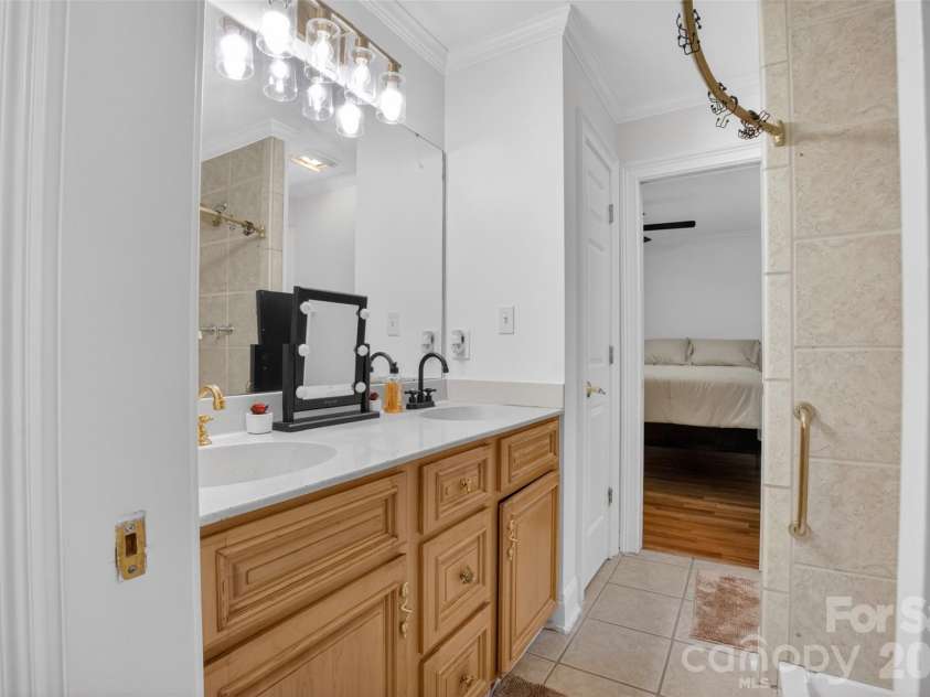 8234 Dennis Road, Charlotte, NC 28227.  MLS# CAR4390277, YatesRealty ID 33931. Bathroom 1