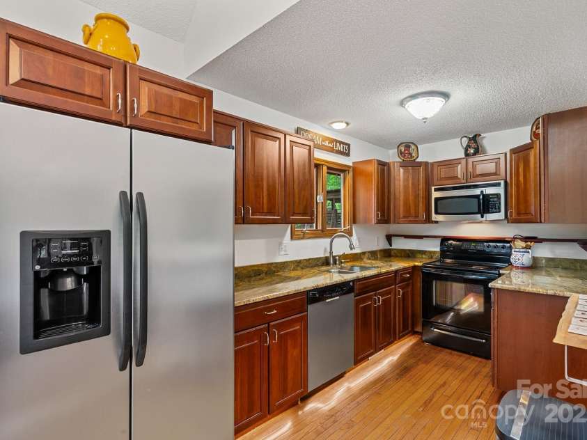 19 Mountain Brook Drive, Candler, NC 28715.  MLS# CAR4286834, YatesRealty ID 33932. Cherry cabinets