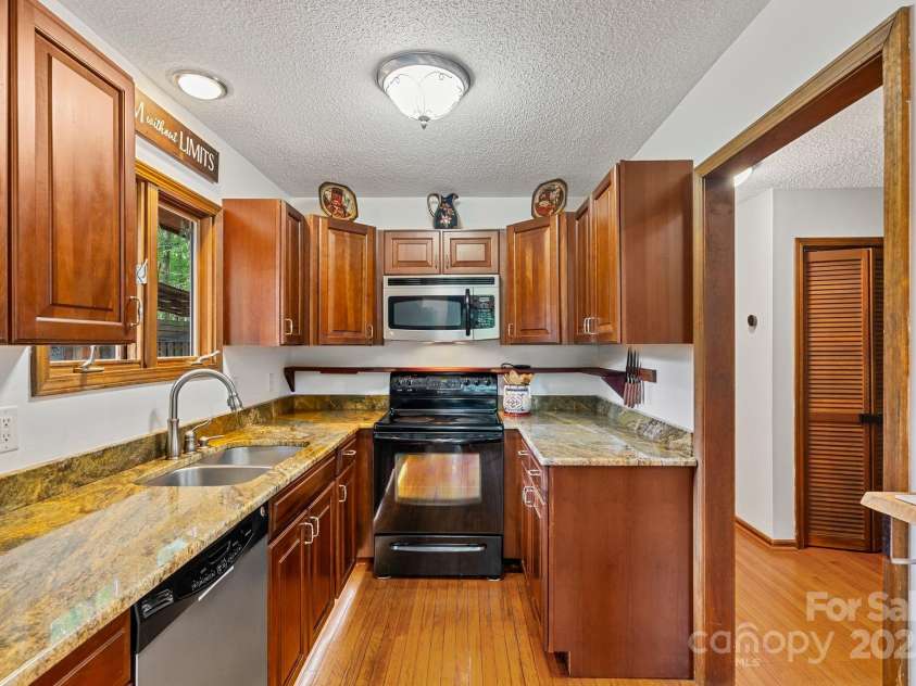19 Mountain Brook Drive, Candler, NC 28715.  MLS# CAR4286834, YatesRealty ID 33932. Granite kitchen counters