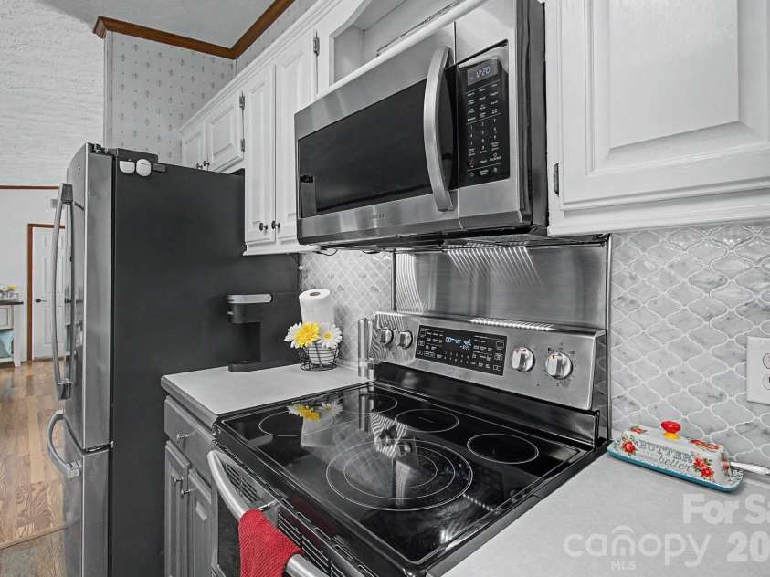 22 Sweet Briar Path Way, Hendersonville, NC 28792.  MLS# CAR4396421, YatesRealty ID 33933. Kitchen with stainless steel appliances
