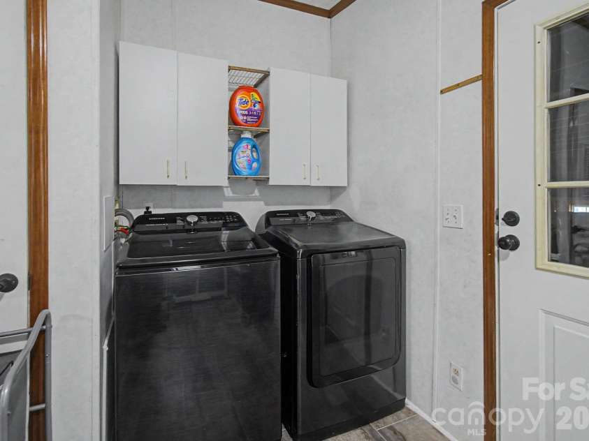 22 Sweet Briar Path Way, Hendersonville, NC 28792.  MLS# CAR4396421, YatesRealty ID 33933. Laundry room