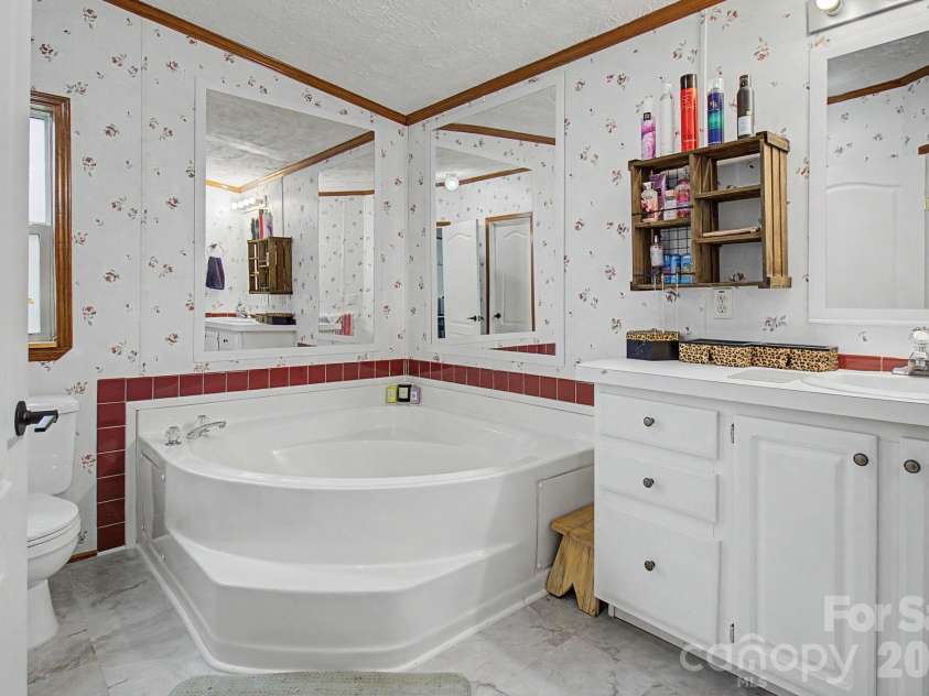 22 Sweet Briar Path Way, Hendersonville, NC 28792.  MLS# CAR4396421, YatesRealty ID 33933. Main bath 2 with tub