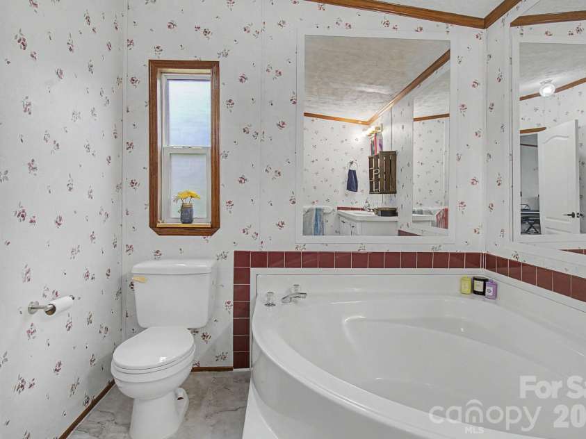 22 Sweet Briar Path Way, Hendersonville, NC 28792.  MLS# CAR4396421, YatesRealty ID 33933. Main bath 2 with tub